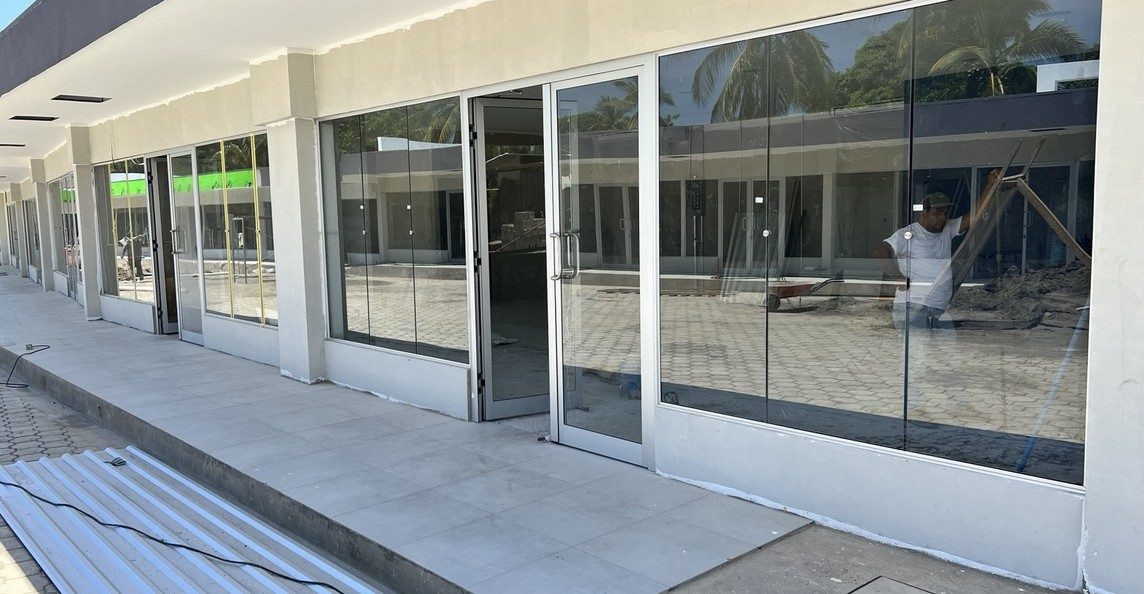 Vitrinas y accesos comerciales